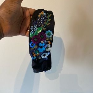 One size flowery embellished women’s hair band.